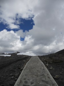 pathway to the shrinking Pastoruri Glacier 